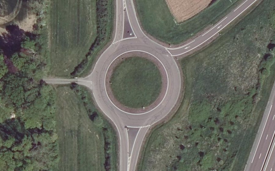 Vue aérienne du Rond-point anonyme n°207738450