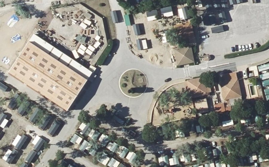 Vue aérienne du Rond-point anonyme n°207740137