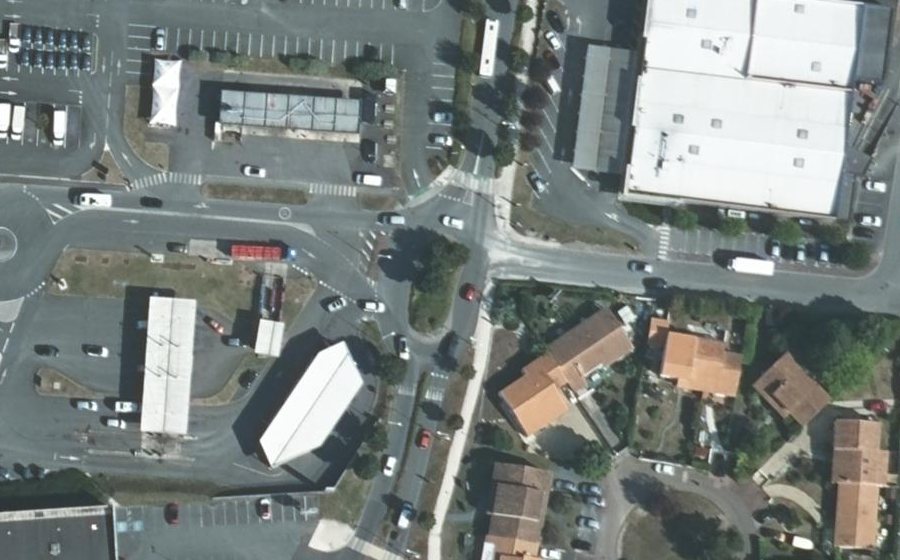 Vue aérienne du Rond-point anonyme n°207740960