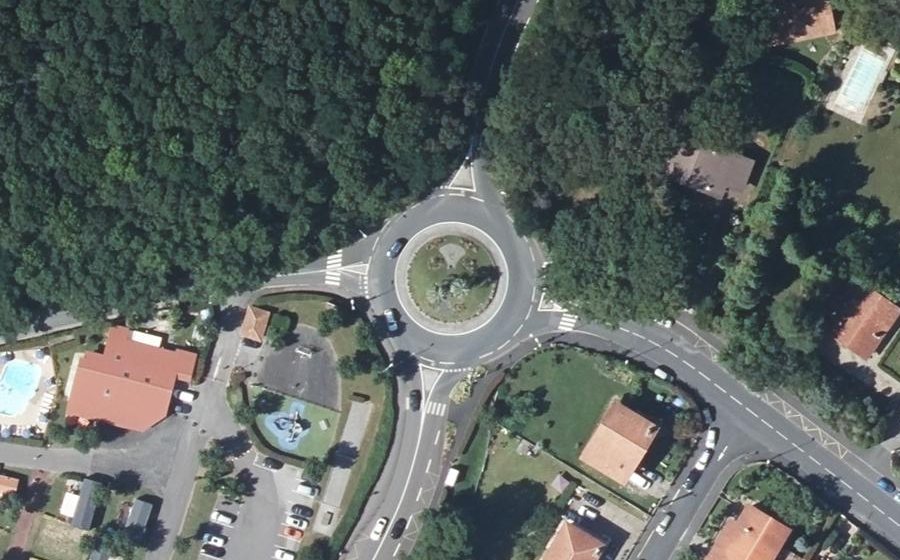 Vue aérienne du Rond-point anonyme n°207765630