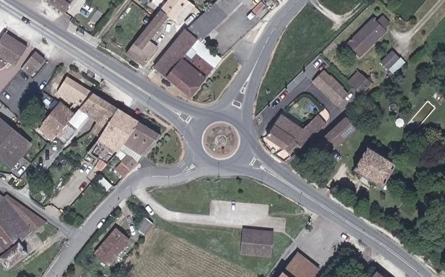 Vue aérienne du Rond-point anonyme n°207795370