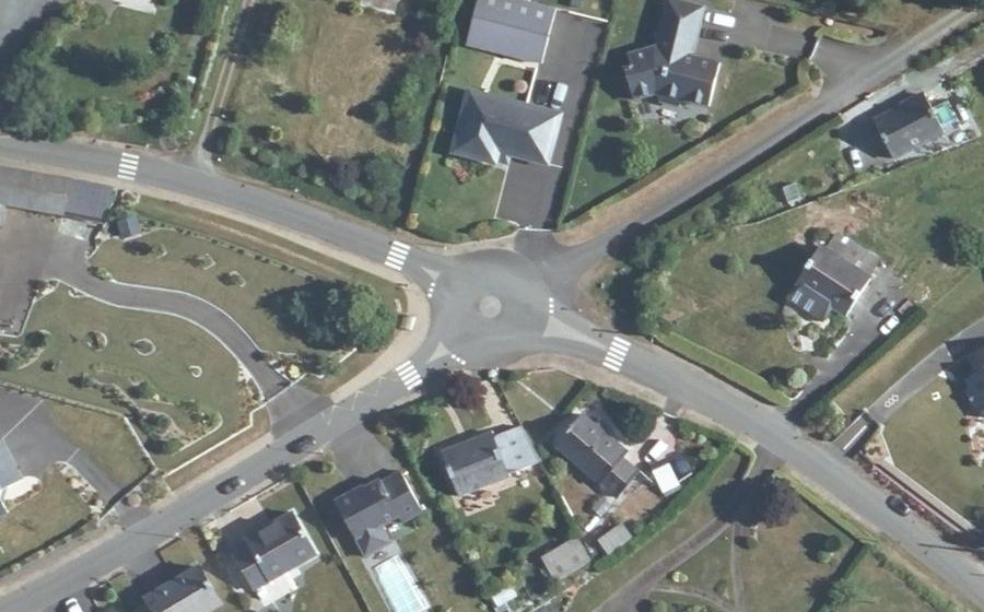 Vue aérienne du Rond-point anonyme n°207796493