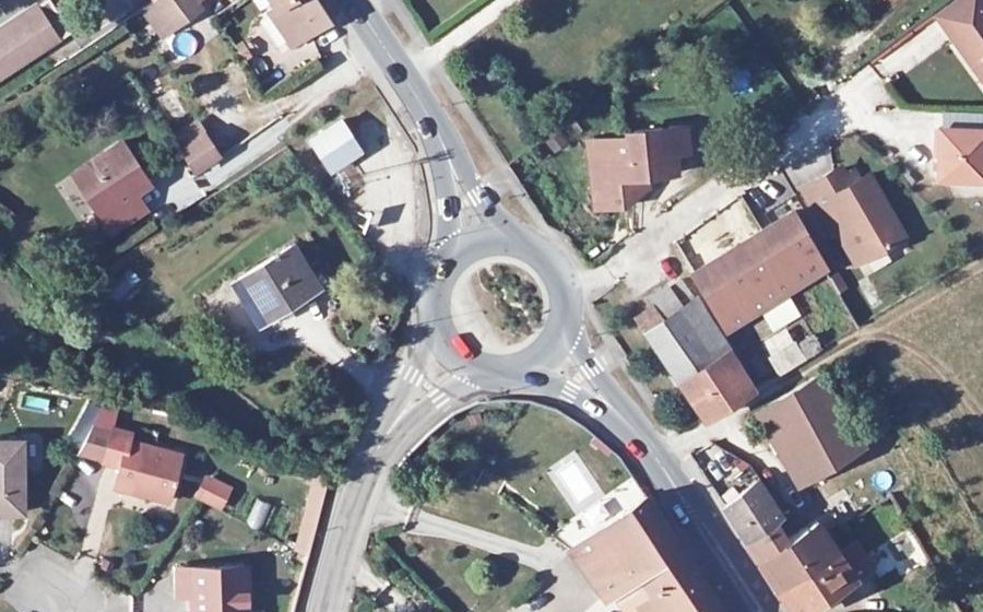 Vue aérienne du Rond-point anonyme n°207855482