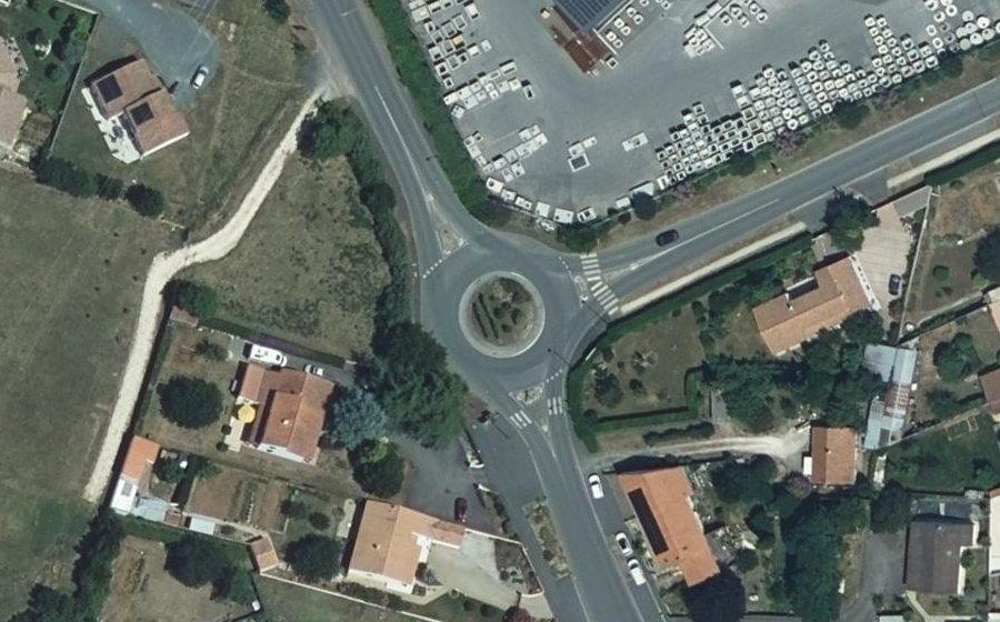 Vue aérienne du Rond-point anonyme n°207897893