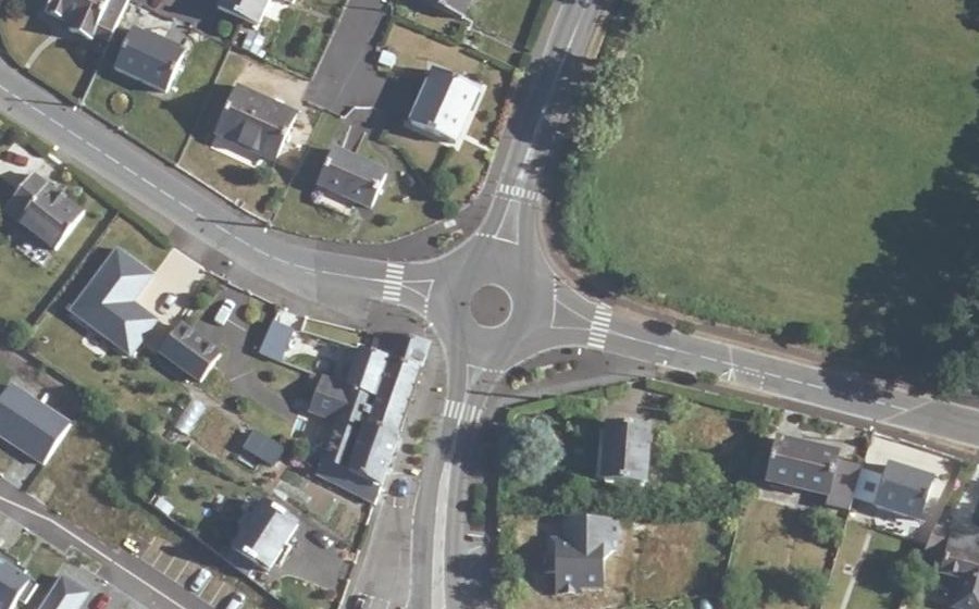 Vue aérienne du Rond-point anonyme n°207916405