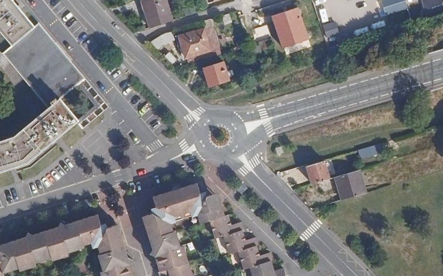 Vue aérienne du Rond-point anonyme n°207918215