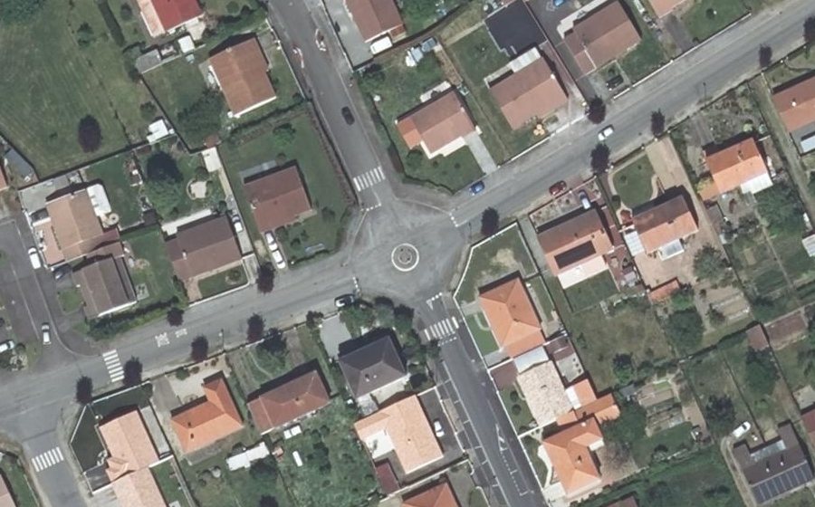 Vue aérienne du Rond-point anonyme n°207982562