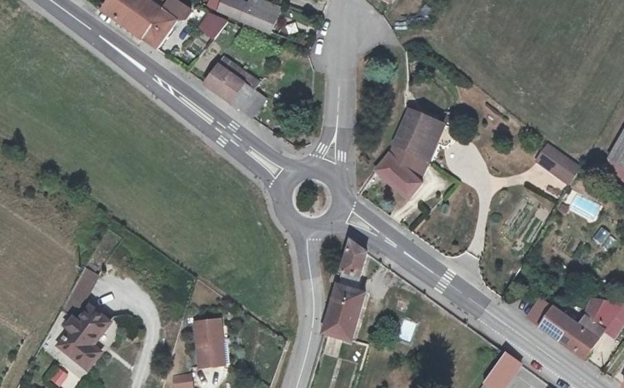 Vue aérienne du Rond-point anonyme n°208078372