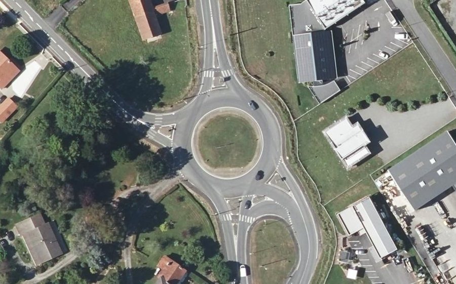 Vue aérienne du Rond-point anonyme n°208080094