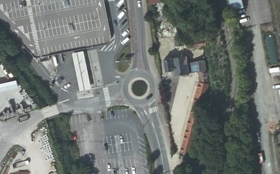 Vue aérienne du Rond-point anonyme n°208084057