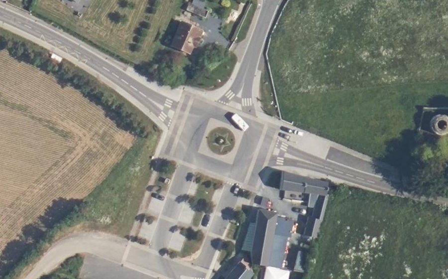 Vue aérienne du Rond-point anonyme n°208131990
