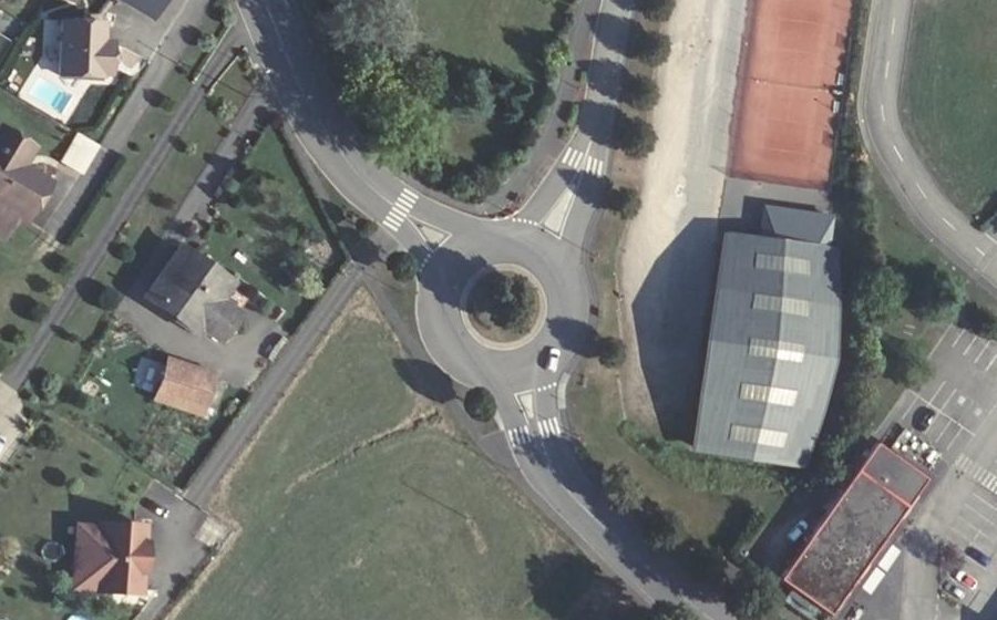 Vue aérienne du Rond-point anonyme n°208135590