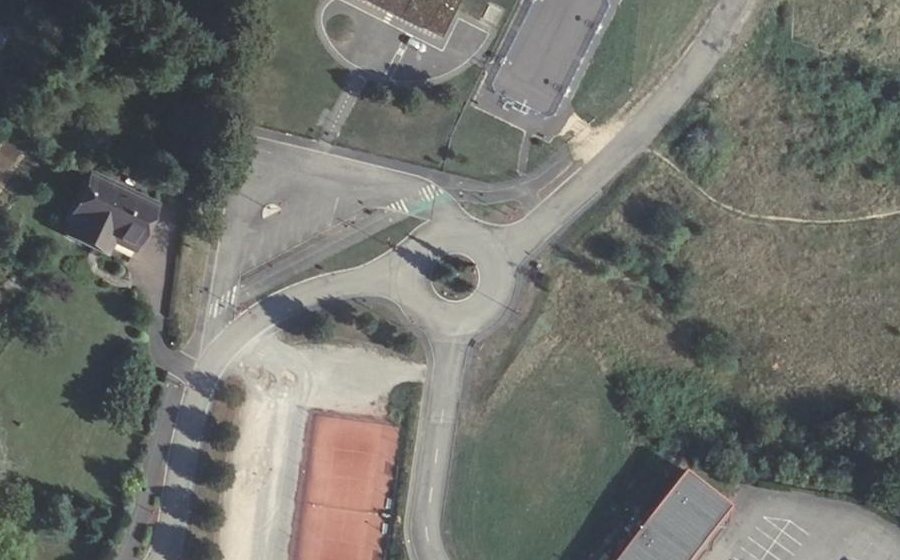 Vue aérienne du Rond-point anonyme n°208135596