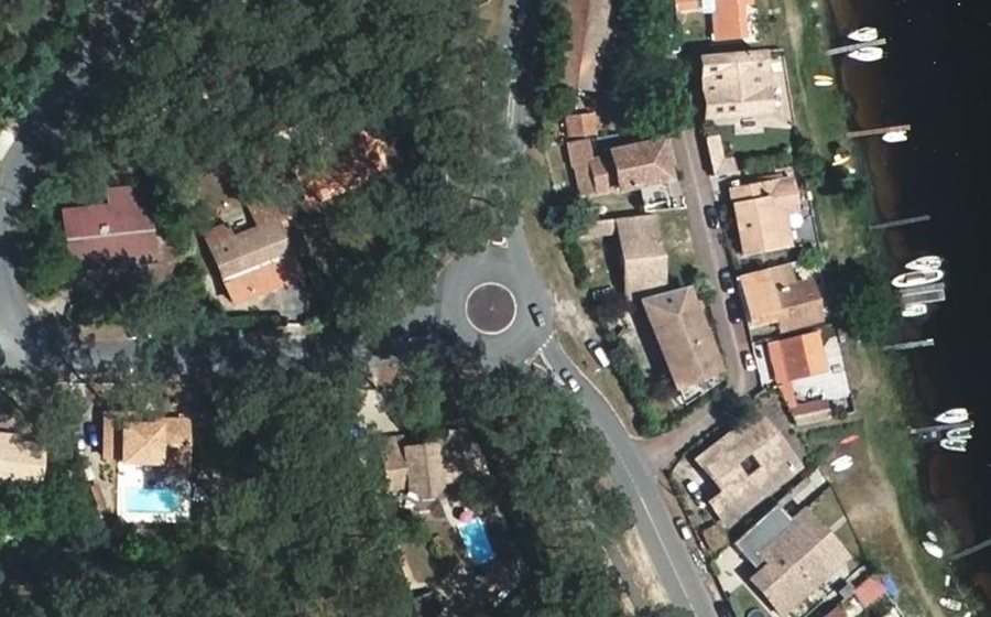 Vue aérienne du Rond-point anonyme n°208136153