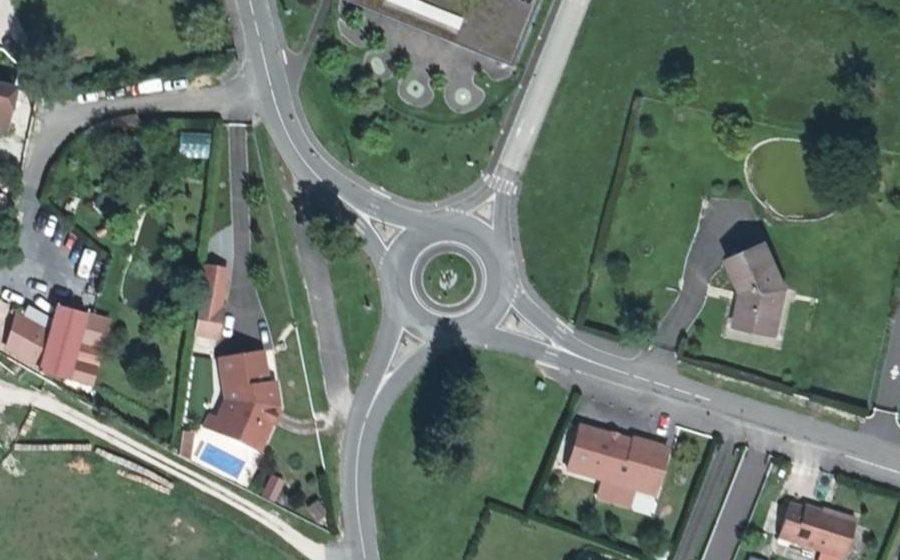 Vue aérienne du Rond-point anonyme n°208259391