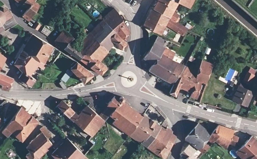 Vue aérienne du Rond-point anonyme n°208266670