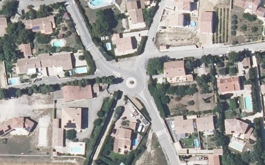 Vue aérienne du Rond-point anonyme n°208345613