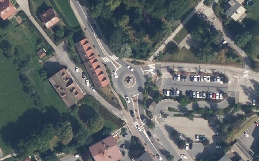 Vue aérienne du Rond-point anonyme n°208422547
