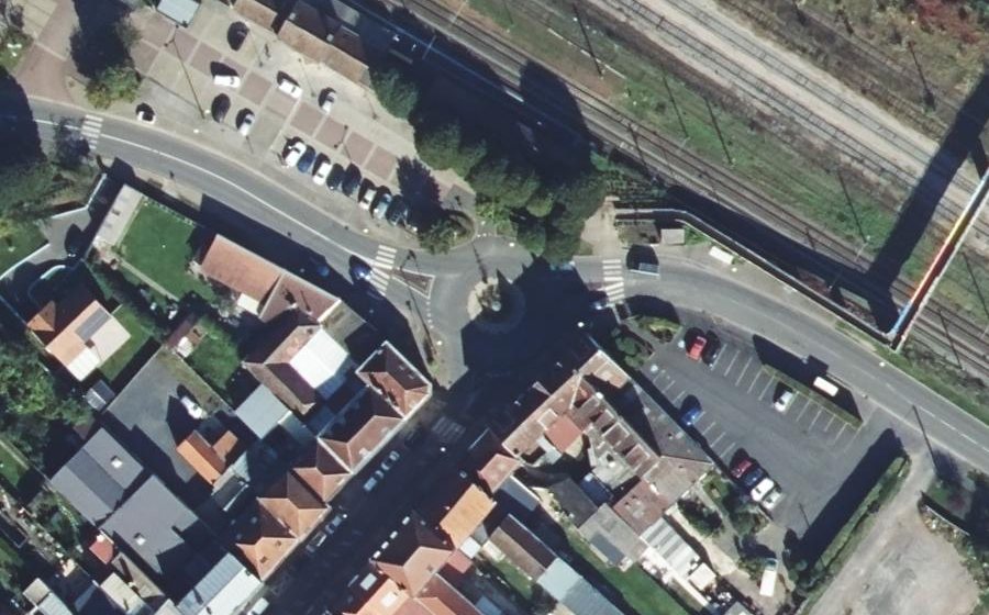 Vue aérienne du Rond-point anonyme n°208428533