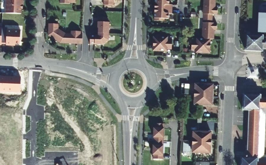 Vue aérienne du Rond-point anonyme n°208428925