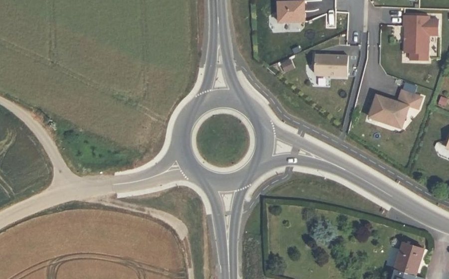 Vue aérienne du Rond-point anonyme n°208449313
