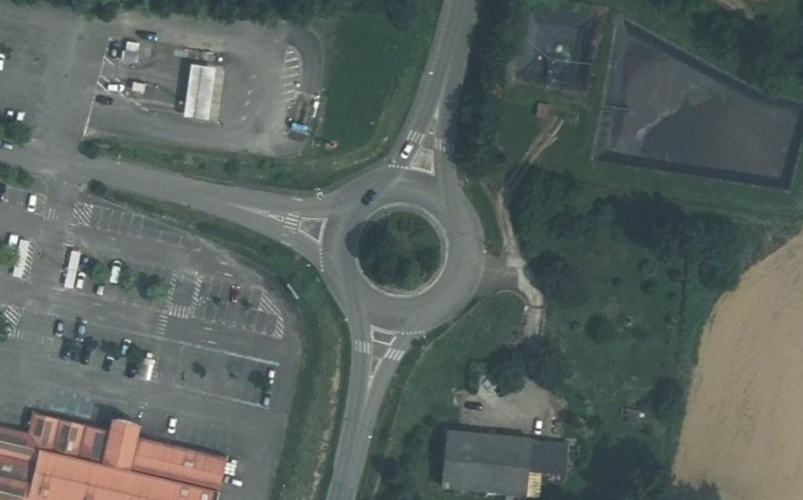 Vue aérienne du Rond-point anonyme n°208466068