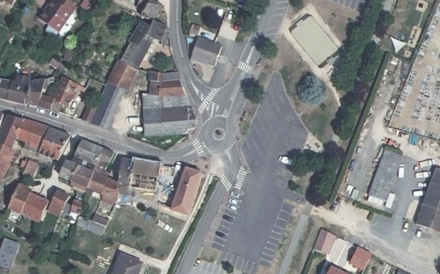 Vue aérienne du Rond-point anonyme n°208561674