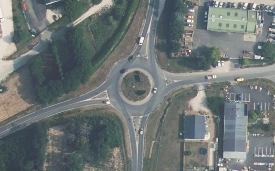 Vue aérienne du Rond-point anonyme n°208696139