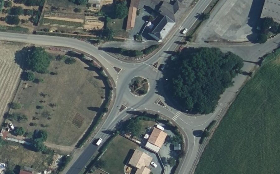 Vue aérienne du Rond-point anonyme n°208705351