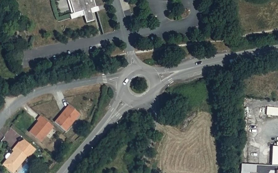 Vue aérienne du Rond-point anonyme n°208705902