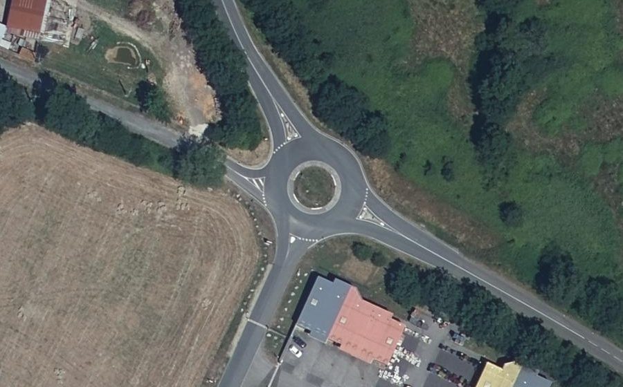 Vue aérienne du Rond-point anonyme n°208706471