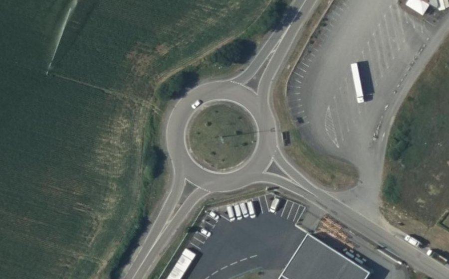 Vue aérienne du Rond-point anonyme n°208707101