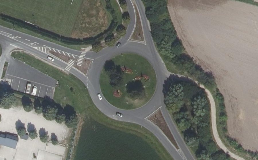 Vue aérienne du Rond-point anonyme n°20876044