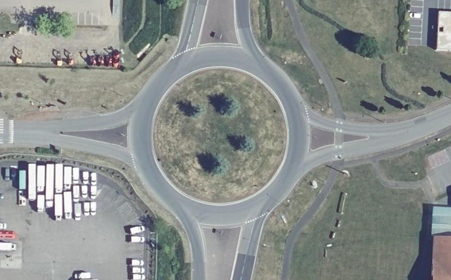 Vue aérienne du Rond-point anonyme n°20878432