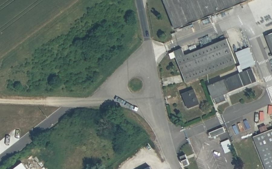 Vue aérienne du Rond-point anonyme n°208830869