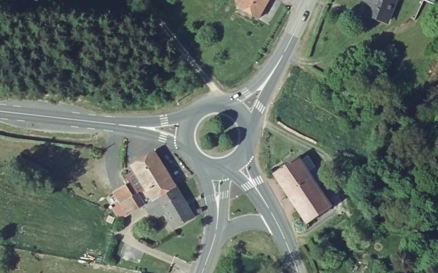 Vue aérienne du Rond-point anonyme n°208844459