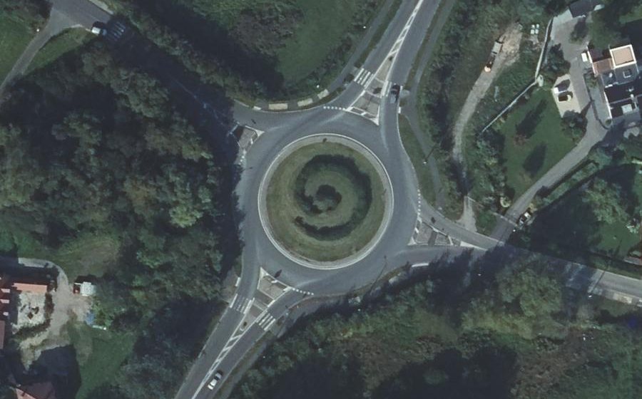 Vue aérienne du Rond-point anonyme n°208862318