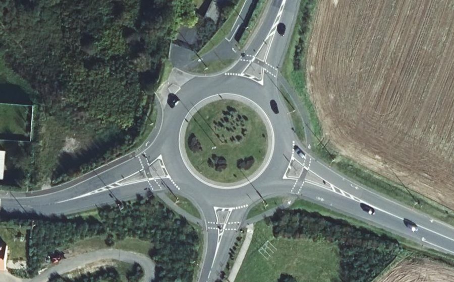 Vue aérienne du Rond-point anonyme n°208869824