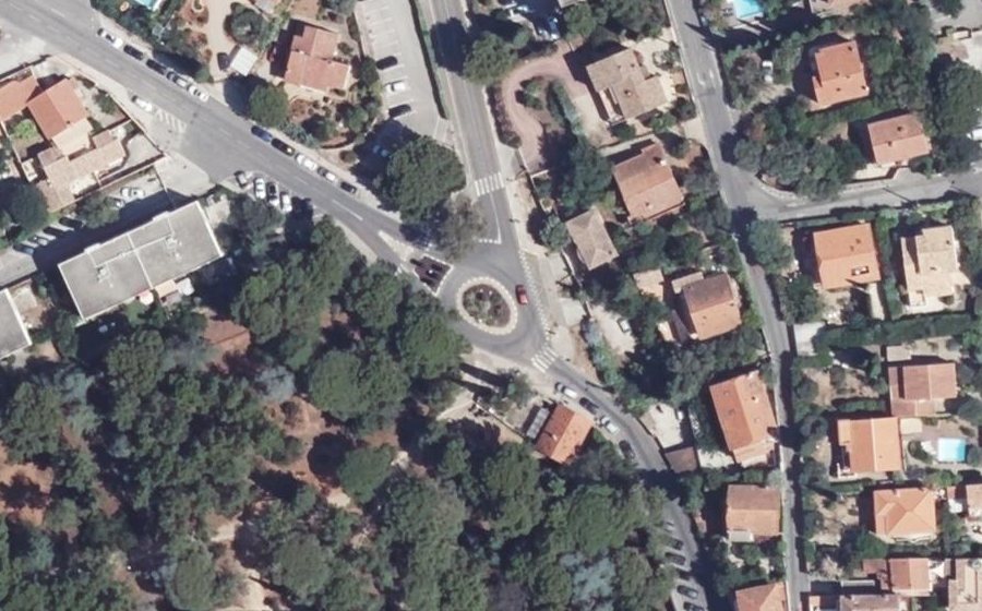 Vue aérienne du Rond-point anonyme n°208896842