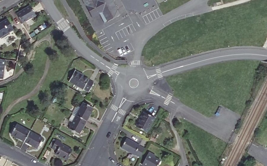 Vue aérienne du Rond-point anonyme n°208902312