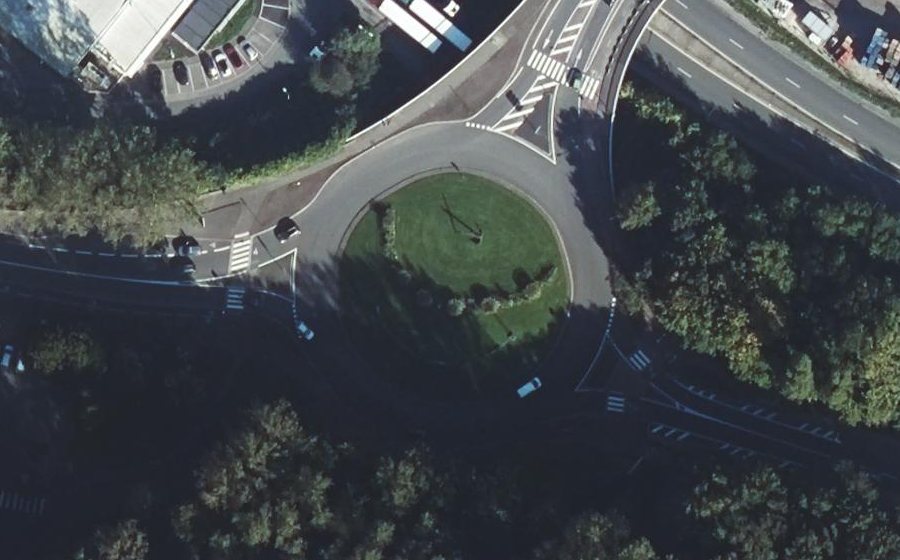 Vue aérienne du Rond-point anonyme n°208903366