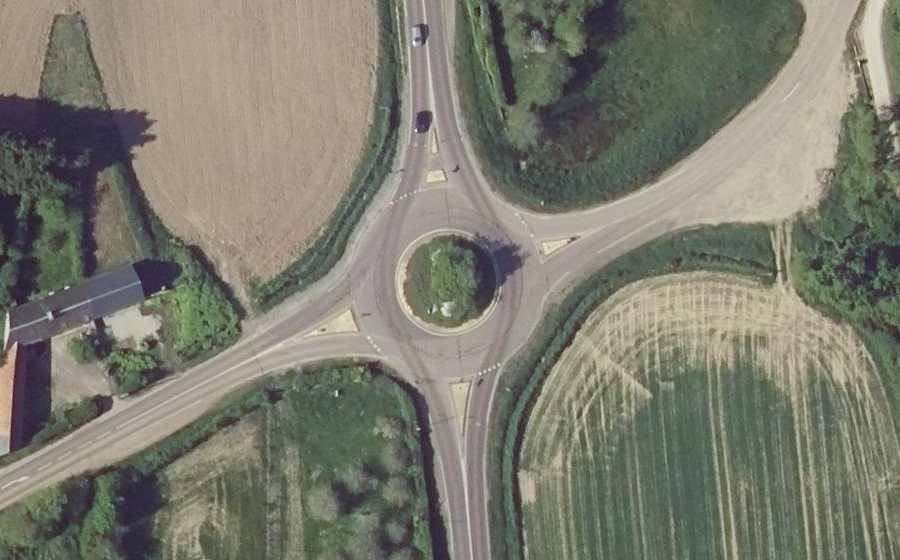 Vue aérienne du Rond-point anonyme n°208960654