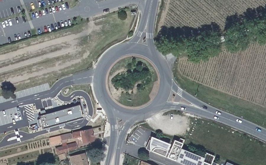 Vue aérienne du Rond-point anonyme n°208973565