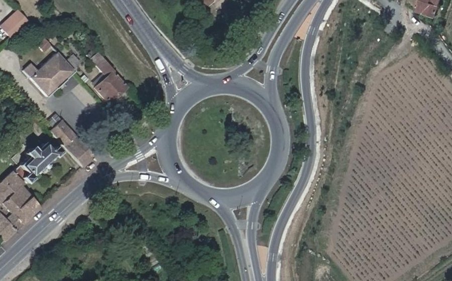 Vue aérienne du Rond-point anonyme n°208973570