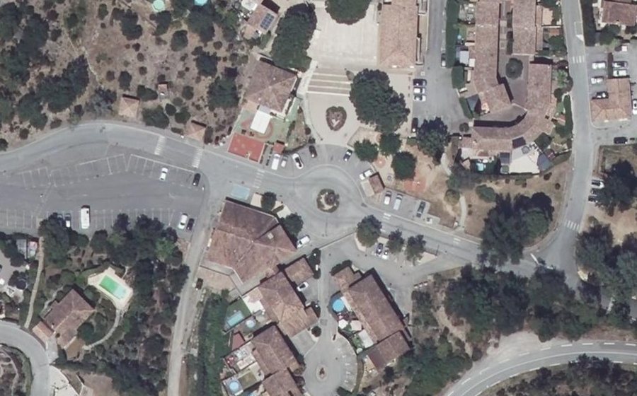 Vue aérienne du Rond-point anonyme n°208992880