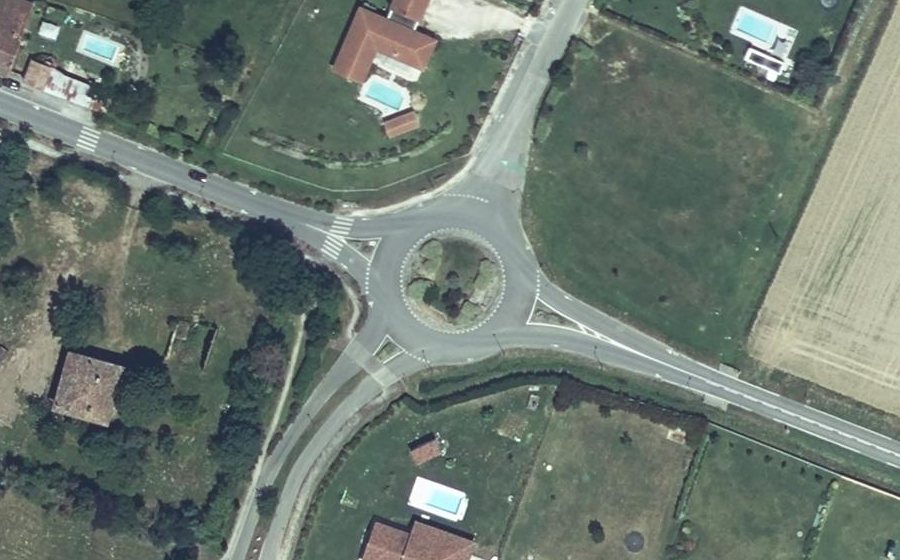 Vue aérienne du Rond-point anonyme n°209077047