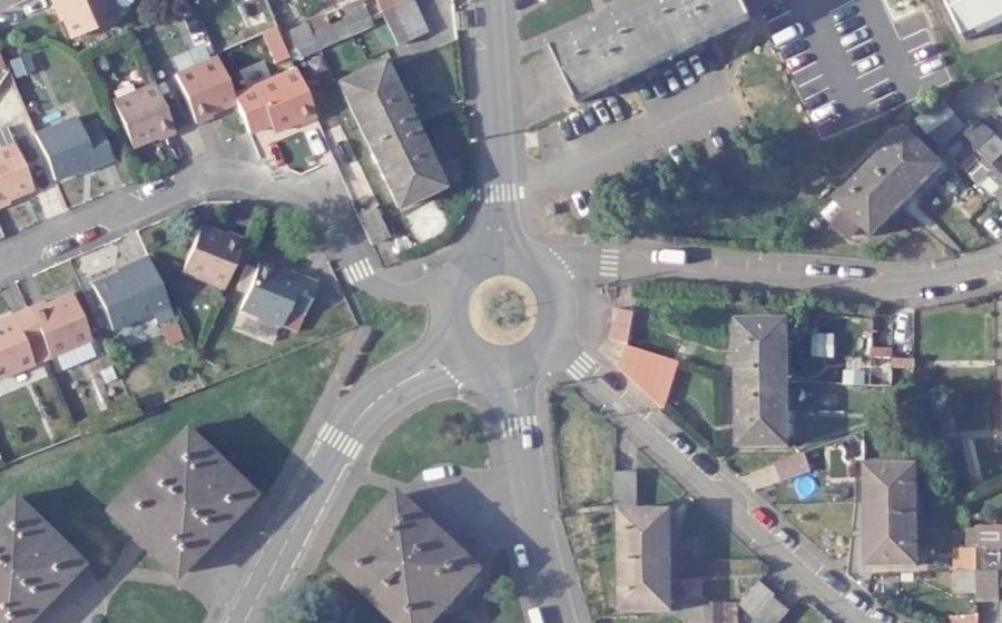 Vue aérienne du Rond-point anonyme n°209087128