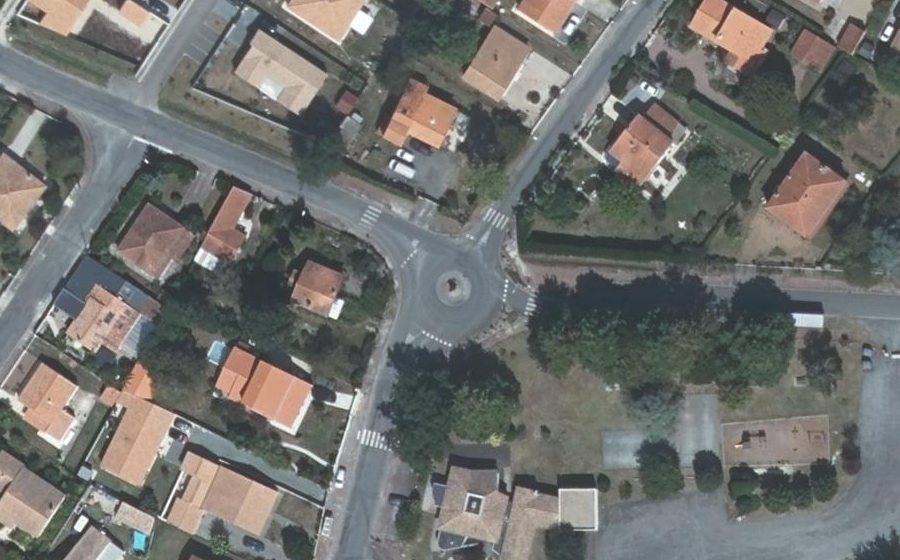 Vue aérienne du Rond-point anonyme n°209113249
