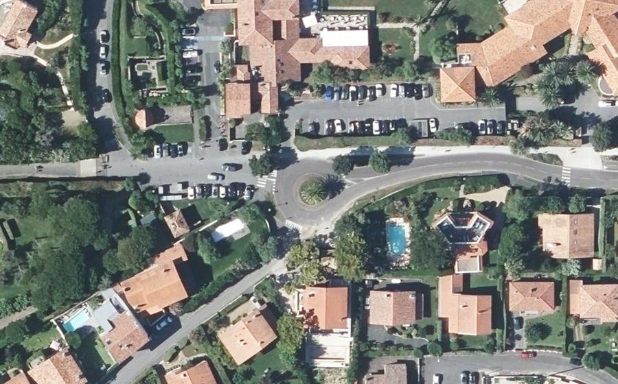 Vue aérienne du Rond-point anonyme n°209188078