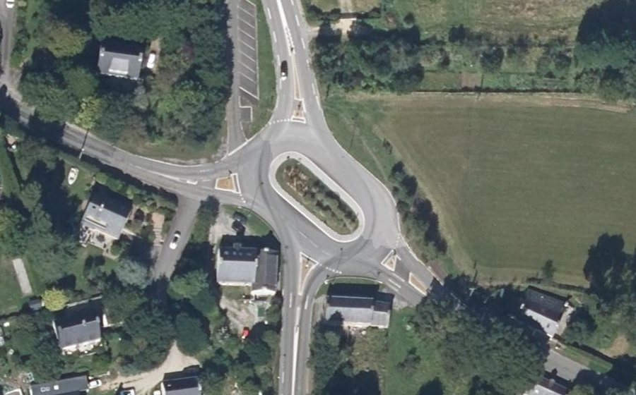Vue aérienne du Rond-point anonyme n°209253963